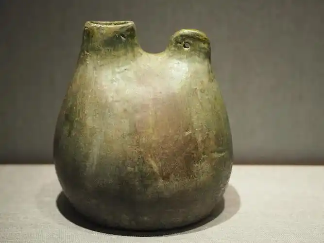辽茶叶末釉长方口单孔鸡冠壶辽宁省博物馆藏
