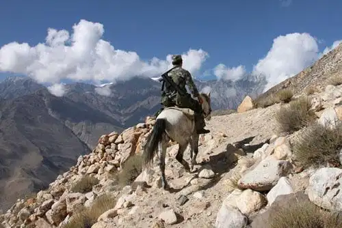 探访斯潘古尔:雪山哨所下的"铁兵"(组图)(2)