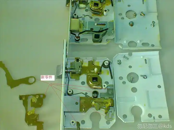 打开锁体注意四个螺丝慢慢 松,开盖里面那个弹簧可能会弹出.