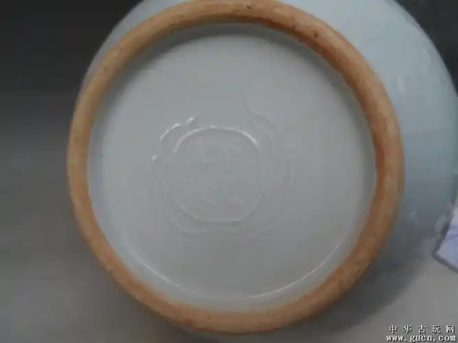 大明永乐年制白釉龙凤纹胆瓶