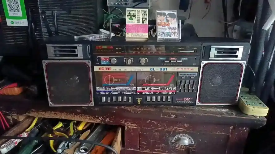 欧丽双卡磁带收音机,播放一曲《雨中的故事》