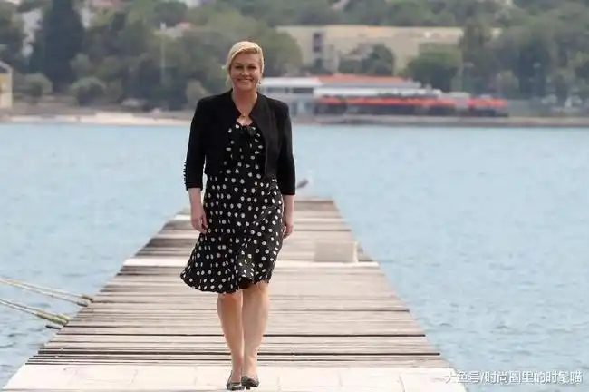 克罗地亚球场上败了总统女球迷身穿格子战袍看台上抢镜