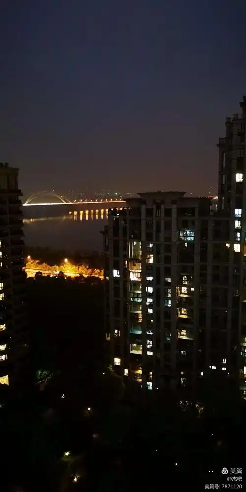 却把高楼往下伸 路过不拍三两张 不及