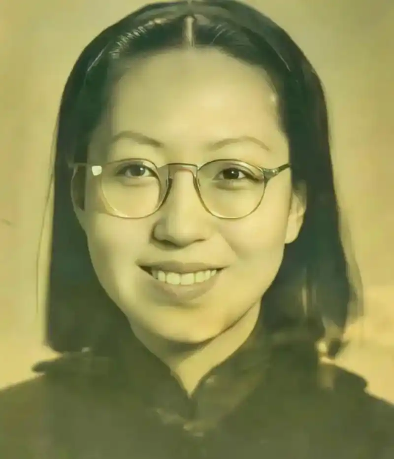 在香港大学期间,张爱玲在文学方面就表现出强大的天赋,还包揽了文科