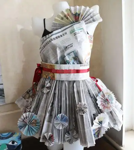 参展手工艺品——报纸连衣裙(部室1队   陆洋   李建玲    汪丽英)