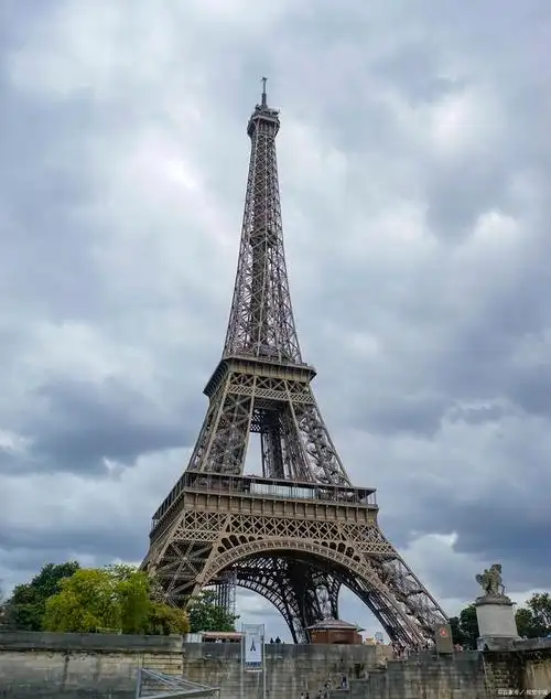 埃菲尔铁塔是位于法国巴黎的一座标志性建筑,也是世界上最著名的结构