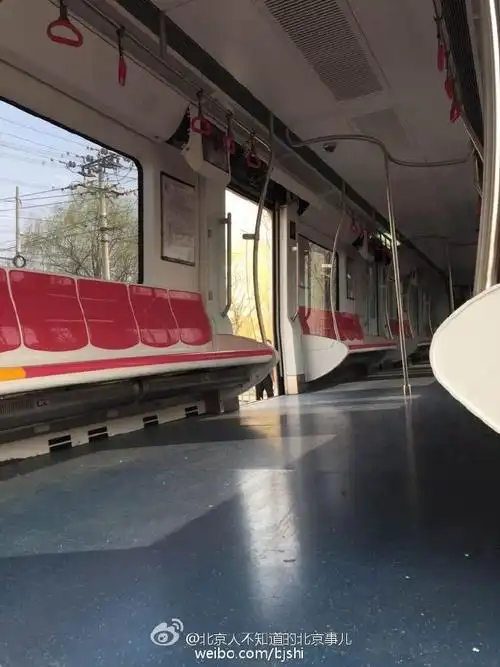 突发:北京地铁亦庄线一列车调试过程中冲上公路