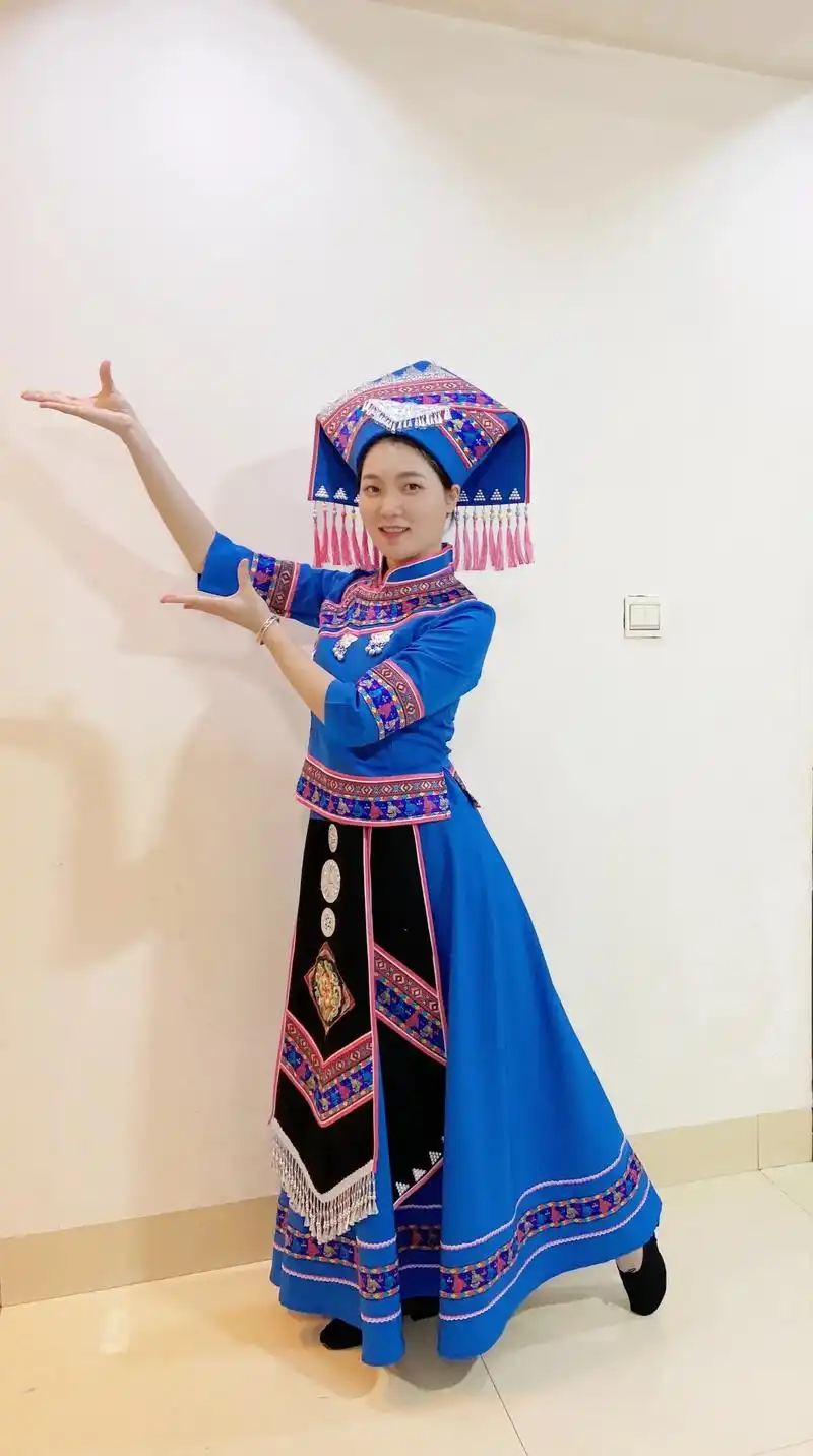 壮族服饰传统是黑蓝色的,但是我们的生活是七彩的!#壮族服饰  - 抖音