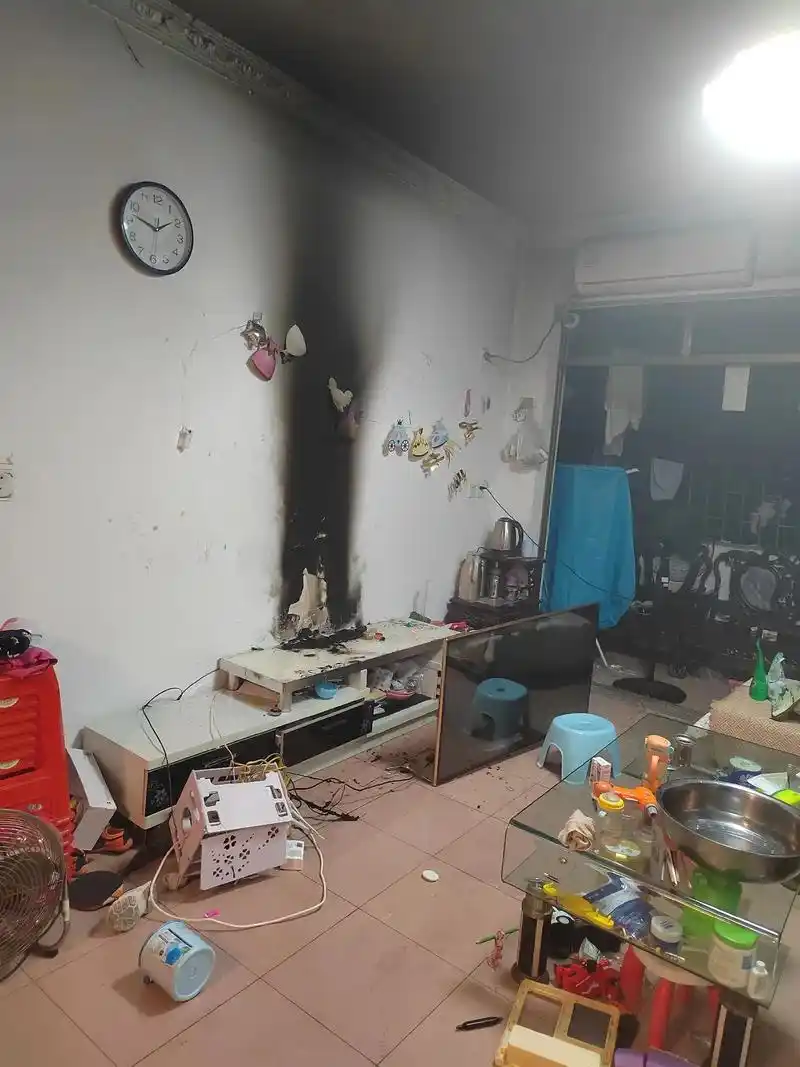 电器起火.凌晨1:50分左右,忽然听到一阵噼里啪啦响,就像放 - 抖音