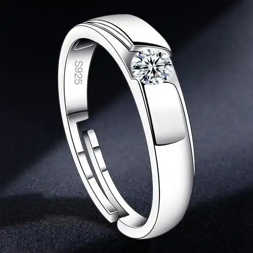 如果是无名指佩戴的戒指表示已经结婚或者订婚4小指小指上面;钻戒款式