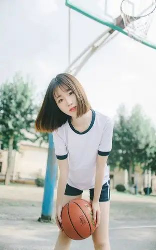 清纯短发美女运动服迷人写真手机壁纸图片