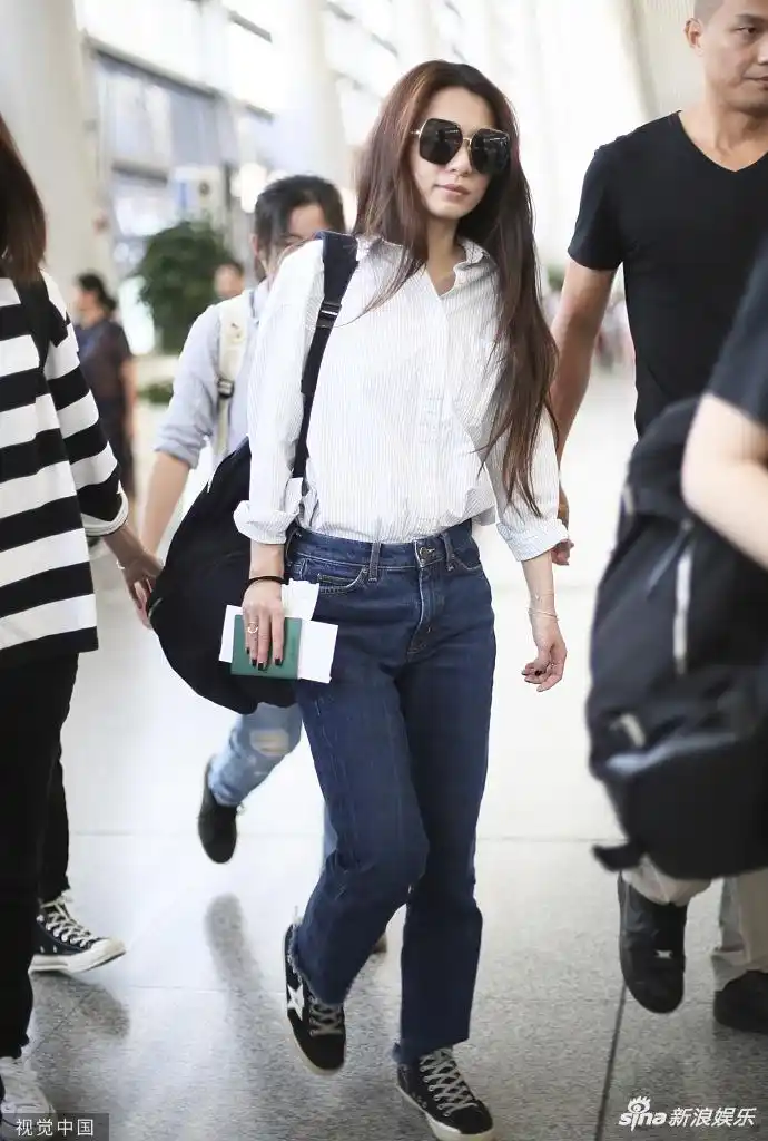 田馥甄中性打扮现身机场戴超大墨镜披长发率性洒脱