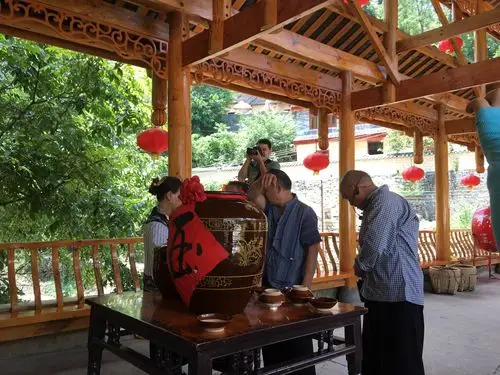 看!他们自豪地摆起了拦门酒