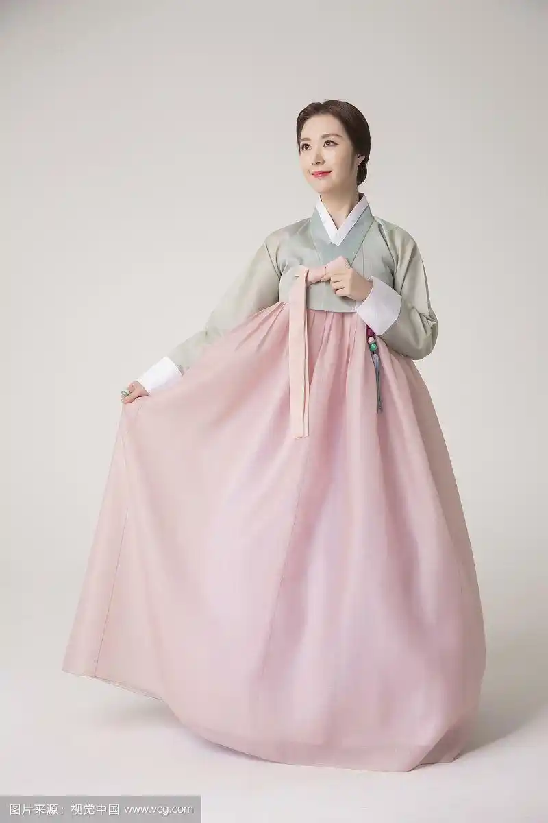 年轻美丽的女子穿着韩服,韩国传统服饰.218