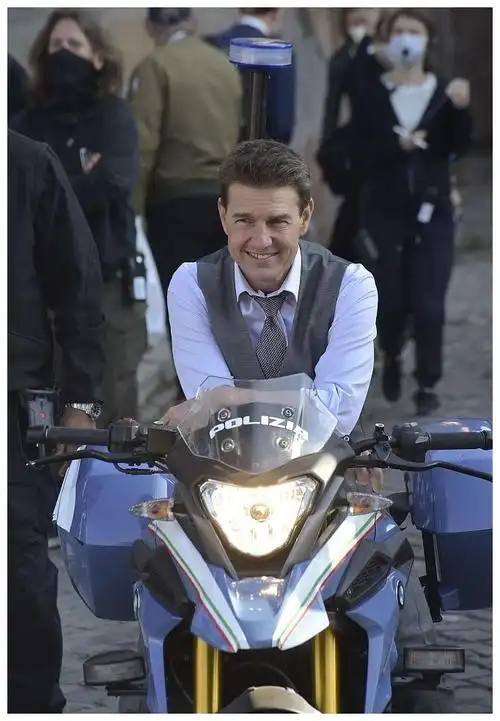 阿汤哥拍《碟中谍7》场面壮观 穿正装骑摩托化身雅痞骑士__财经头条