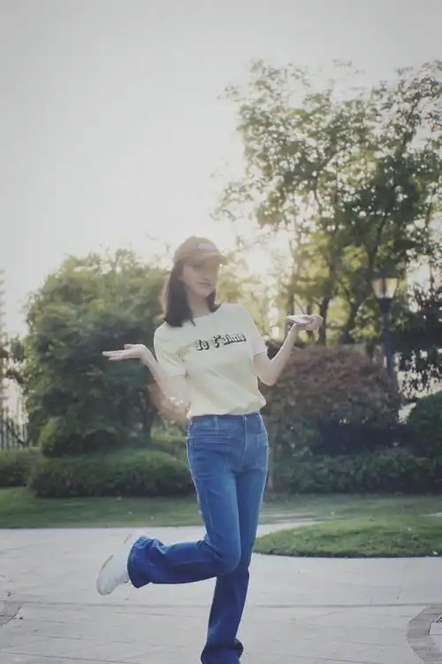 景甜生活记录 清晨的阳光和美女适配99……__财经头条