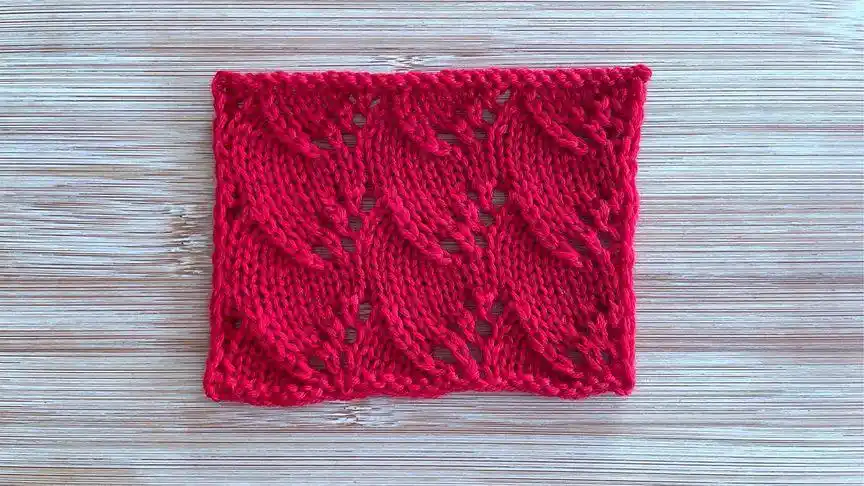 一款立体的镂空花样,既像扇形花,又像叶子花,适合秋款织物