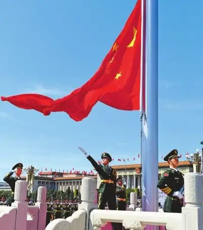 三军仪仗队方队通过天安门广场接受检阅.