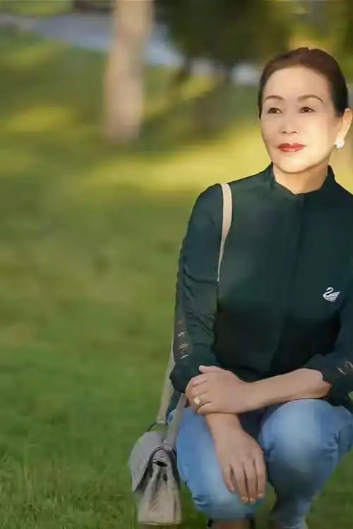 这才是50岁女人最美的秋季打扮真丝衫小脚裤优雅更精致