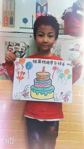 请欣赏我们智慧树绘画班宝贝们的国庆节作品《生日蛋糕》和手工作品