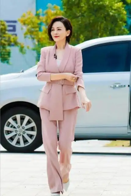 50岁王琳穿短裤走秀,自信露出美腿,脸上毫无皱纹,依然风韵犹存