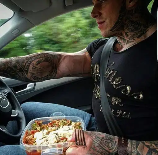 肌肉巨兽马丁福特秀恩爱网友评论道美女和野兽的直视感