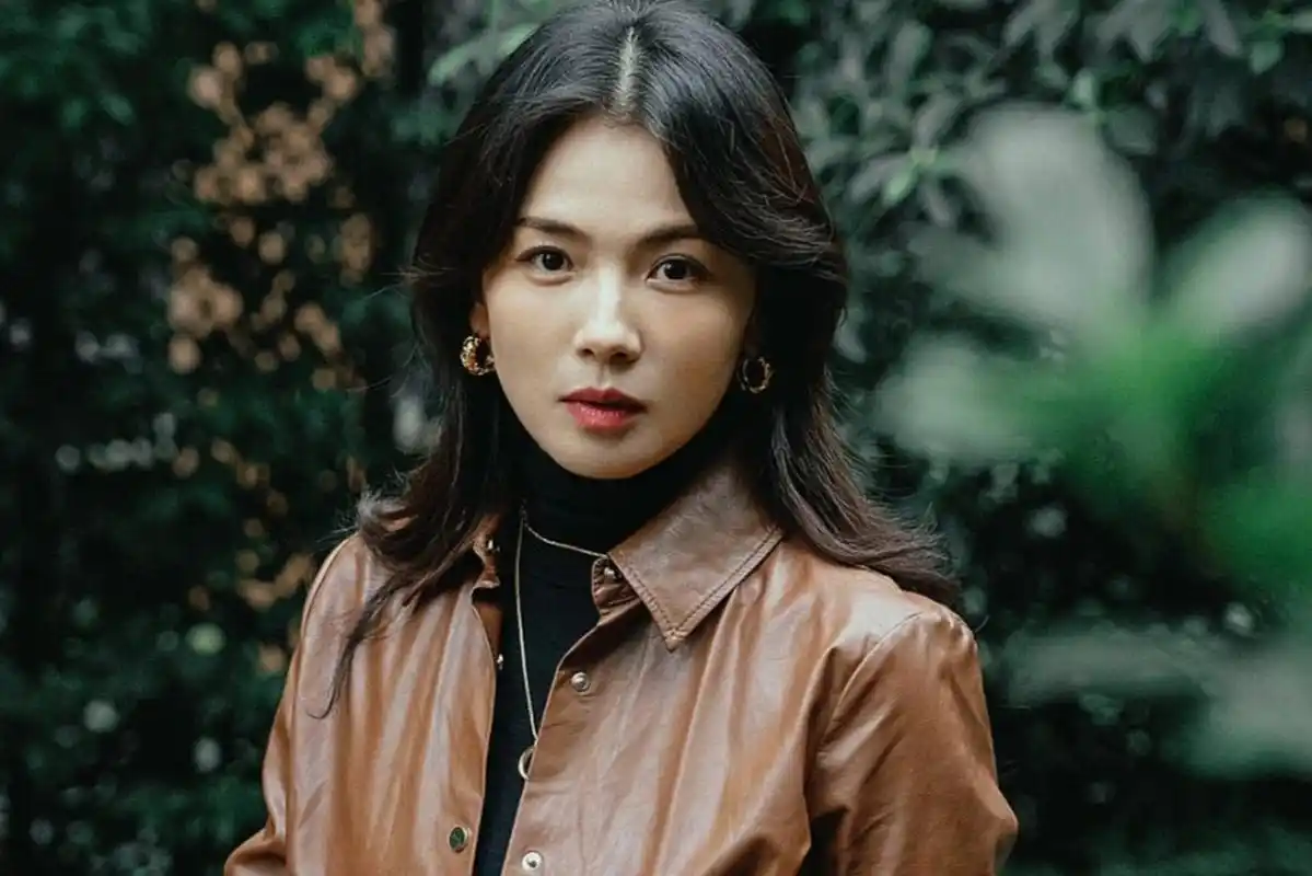 简约西装 牛仔裤 老爹鞋,时尚又年轻,展现职场感与潇洒大气.