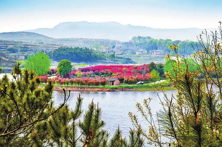 新县湖光山色美如画