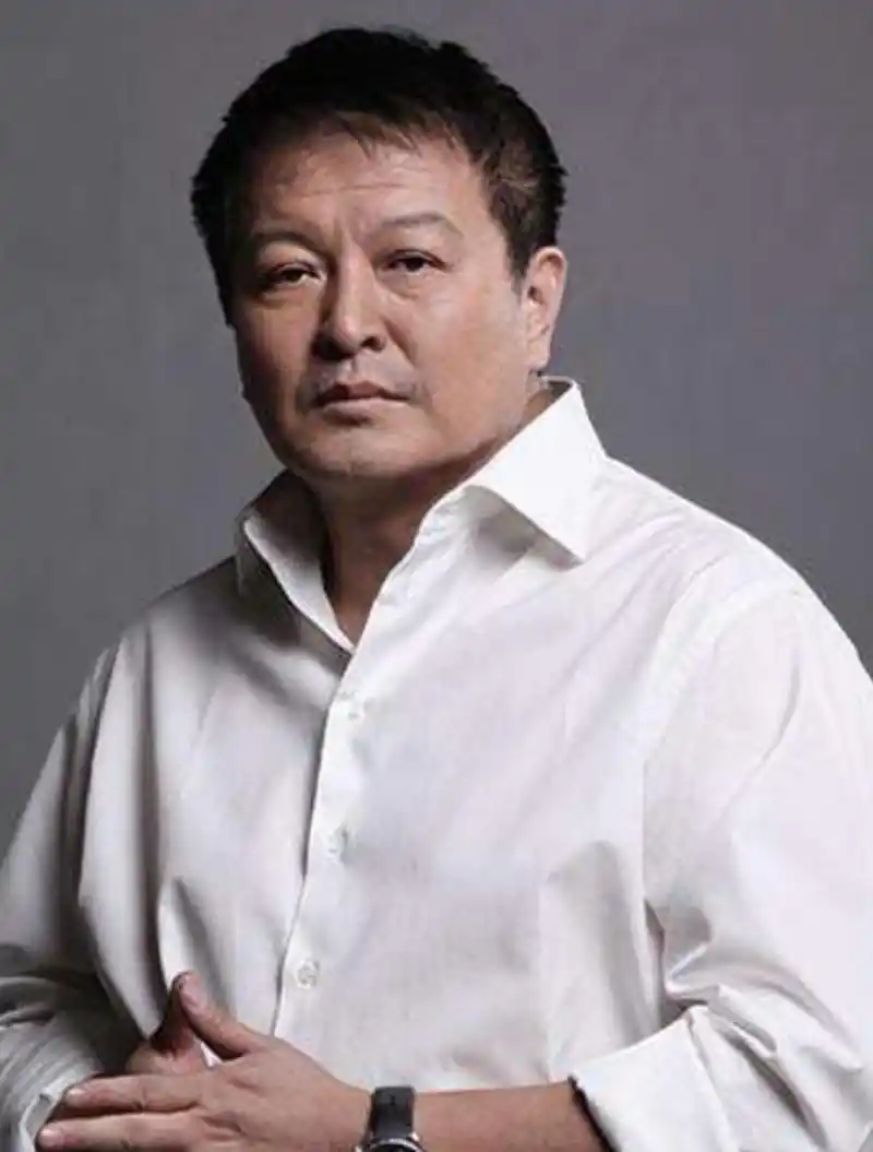 导演杨亚洲娶三婚倪萍不要孩子对患病继子视如己出今很幸福