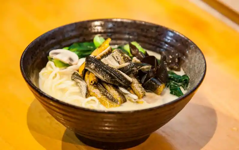 白汤长鱼面长鱼大干拌推荐菜:一汤一面位于常州市