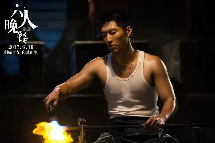 电影《六人晚餐》窦骁为张钧甯吹玻璃剧照