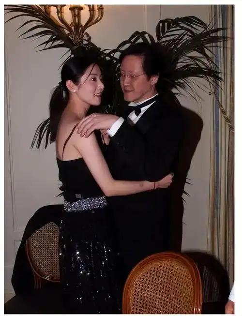 被遗忘的影视大亨向华胜与港星张敏相爱9年64岁悄然离世