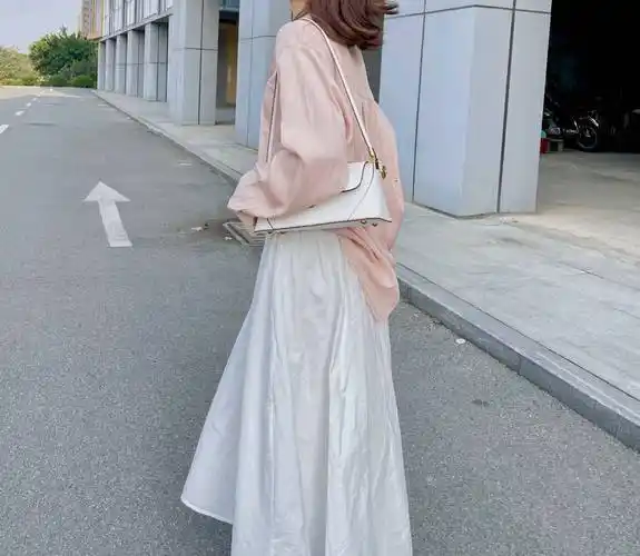 原创李菲儿的美藏不住身穿牛仔外套搭配黑色a字半身裙显瘦又洋气