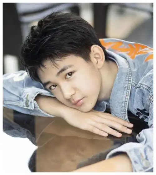 05后男演员粉丝:韩昊霖63万,荣梓杉58万,而他马上破300万|男演员|粉丝