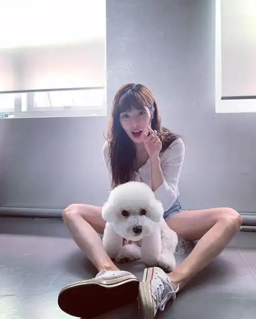 泫雅白衬衫搭配牛仔短裤清纯性感 领口微张秀出修长美腿