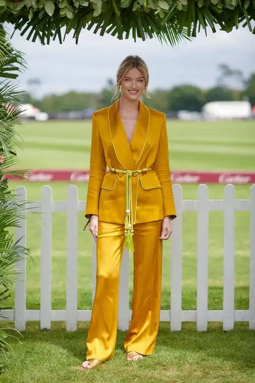 维密超模martha hunt,出席马球会,金光闪烁很好看!