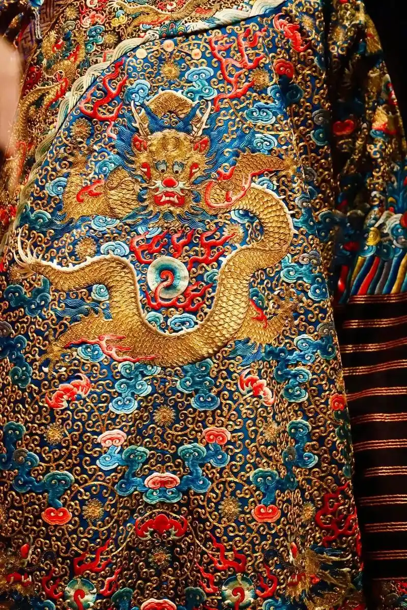 大英博物馆的一件中国龙袍.