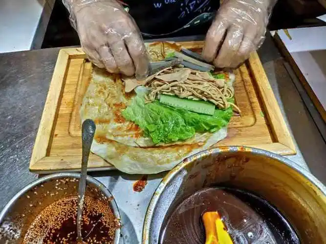 老北京卷饼王-"老板是个年轻帅哥,他老妈有时也来帮忙. .