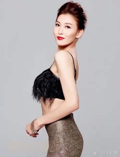 她表示拍到亲密接触的肌肉男是前夫,照片是离婚前被拍下的#李彩桦说被