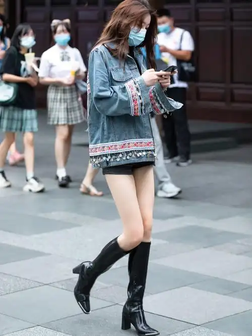 成都街拍鞋子我很爱走心了