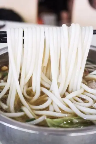 路边的桂林米粉店老客们嗦了10多年