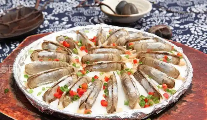 盐焗蛏子的做法不仅保留了蛏子的鲜味还让其肉质更加q弹滑口