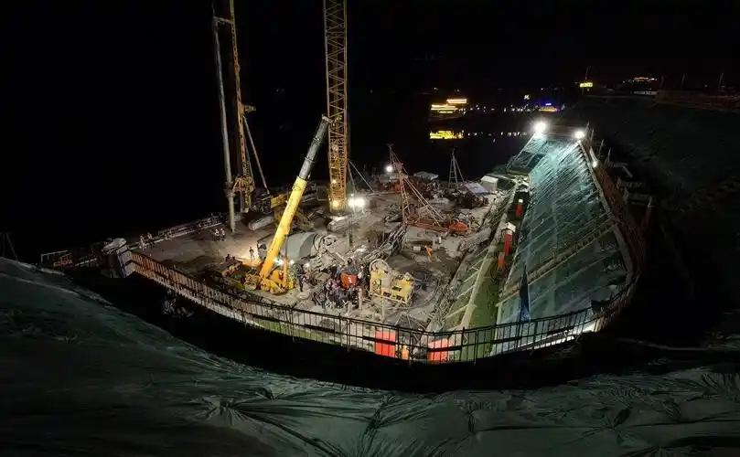 世界最大跨径单塔部分地锚式斜拉桥首桩浇筑完成