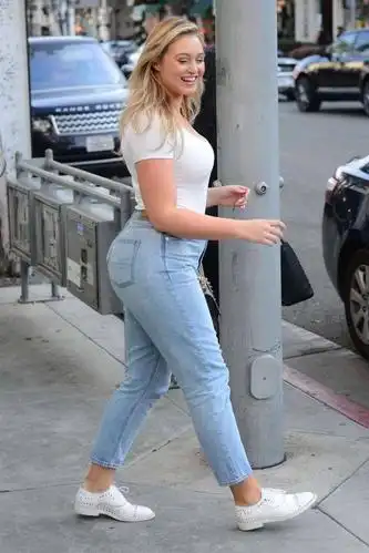 超模伊斯卡劳伦斯现身街头,t恤配牛仔裤,她就是气场强!