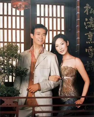 婚后吴美珩很是低调丝毫不提自己嫁入了豪门的事反倒是隐瞒身份,低调