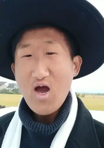 网红紧凑哥恋情遭扒女友美若天仙