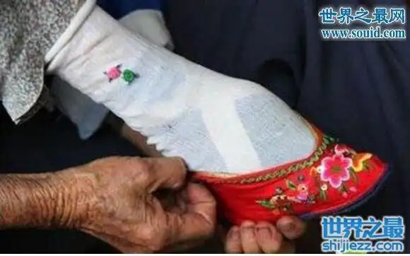 妇女缠足又称裹小脚为满足丈夫性需求缠足图片