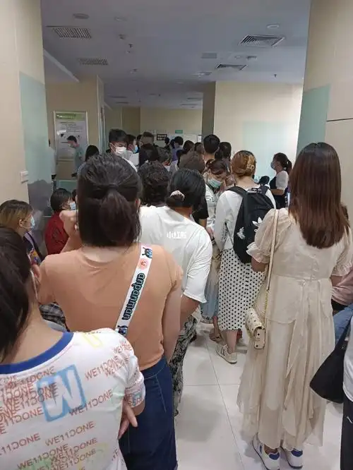 医院人真多  六点起床来排队,暑假眼科是真热闹啊.