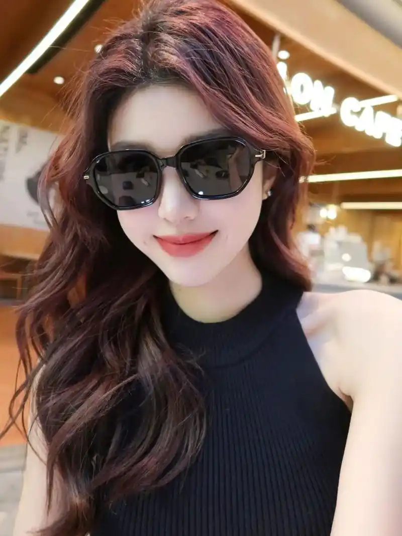 带上墨镜假装女明星的一天