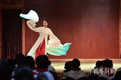 并由广东粤剧院优秀演员梁永健,吴晓雯表演折子戏《帝女花之"香夭"》